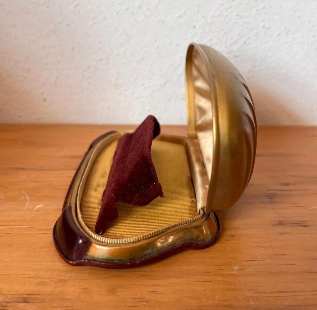 Clamshell 