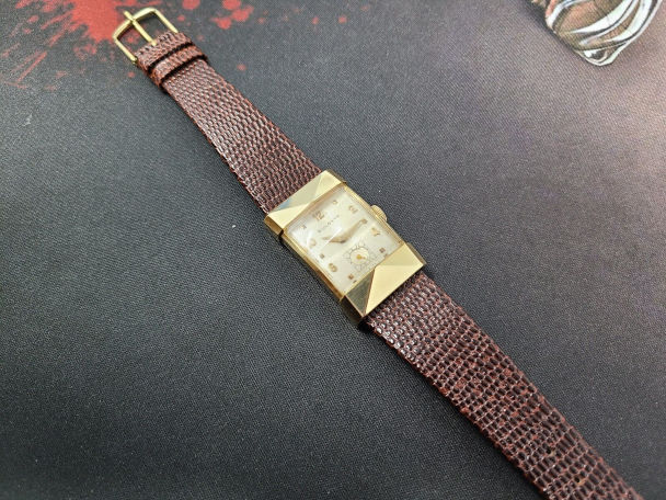 Overall view of the watch.